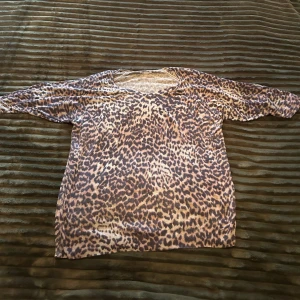 Leopardmönstrad tröja  - Säljer en snygg leopardmönstrad tröja med trekvarts ärmar.