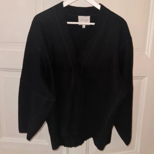 Svart kofta i merinoull från Dagmar - House of Dagmar merinoullkofta – stl S Svart, oversized modell - Fint skick, inga noppor  - 100% merino  Nypris är 4500 kr