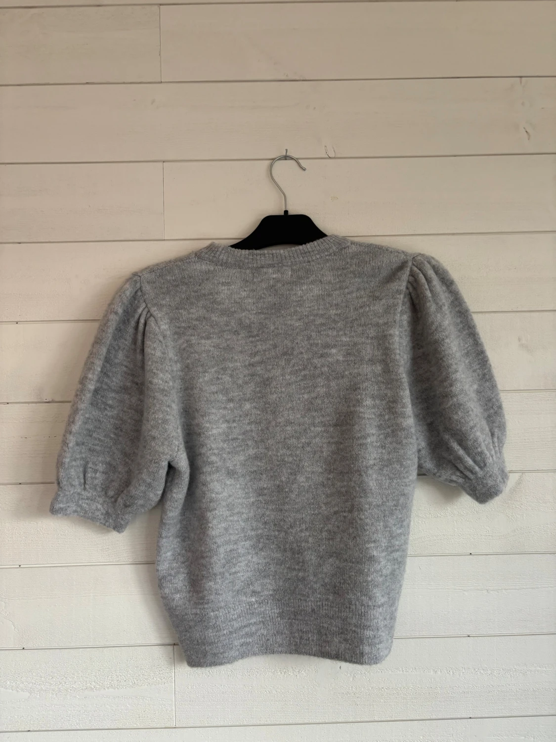 Grå stickad tröja med puffärm