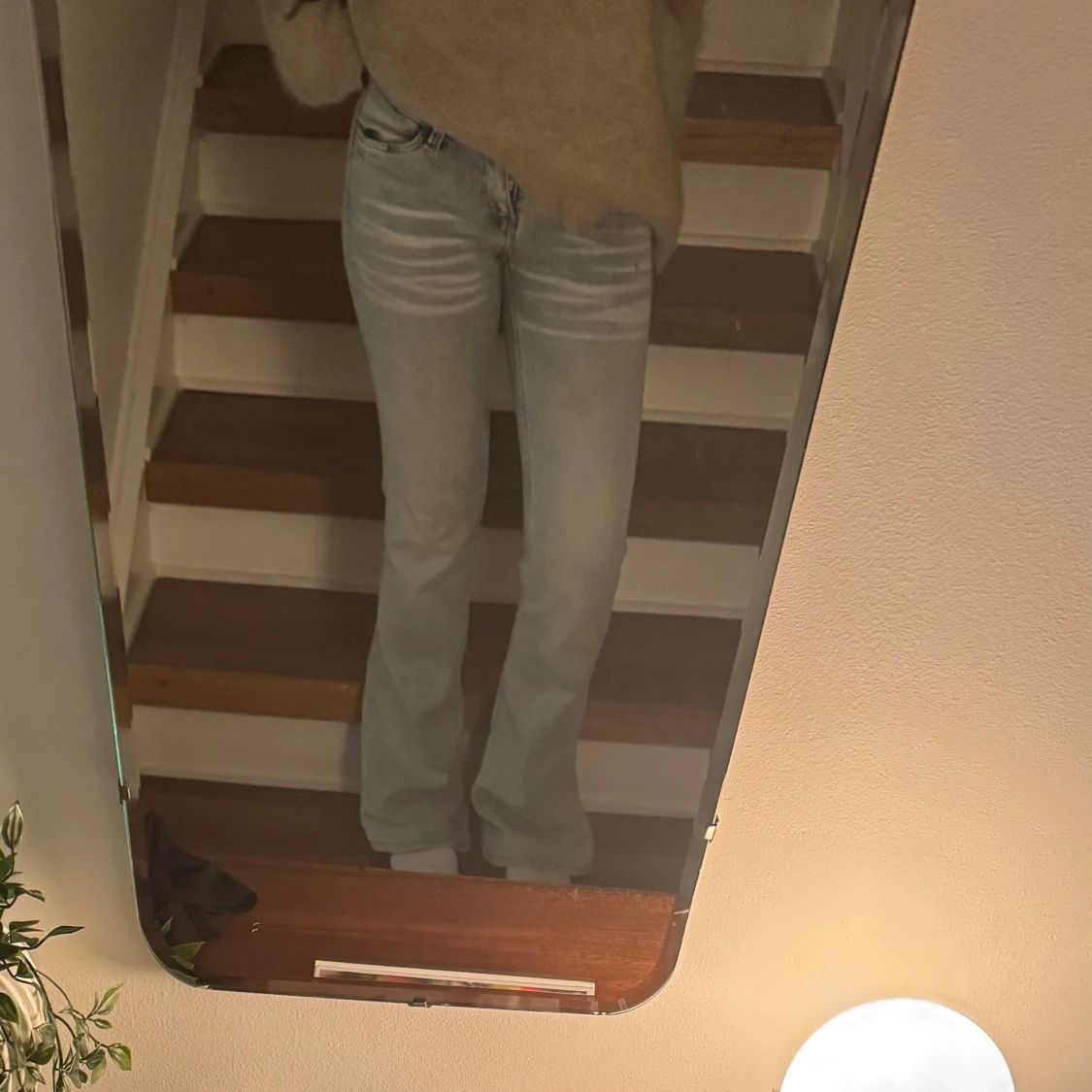 Ljusblå bootcut jeans med slitningar - 2