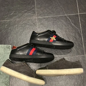 Gucci/Lanvin - Säljer dom hära riktigt feta NYA Gucci/Lanvin använda!! byter också mot jackor, storlek 43 passar bra 42