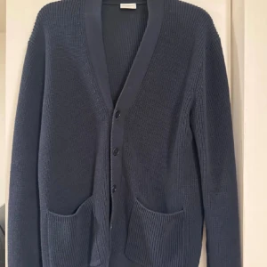 John Henric Cardigan - Fet John Henric cardigan, använd endast 2 gånger. Nypris: 999, Mitt pris: 450. (STORLEK S) Vid frågor är det bara komma DM 📩