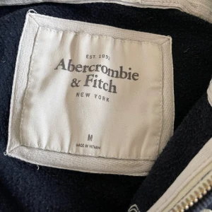 Sällsynt Abercrombie & Fitch zip hoodie - Säljer nu denna vintage Abercrombie & Fitch zip Hoodie i Storlek M. Hoodien är i riktigt bra skick och är mycket eftertraktad då den ej säljs i butik längre 🤩 Passar perfekt till höst och vinter🙌 Skriv vid funderingar 📲Kan gå ner till 549 vid snabbt och smidigt köp! 😁