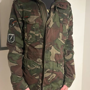 SUPERDRY miltitary edition  - Säljer nu min SUPERDRY jacka i military edition. Den är i storlek SMALL och sitter perfekt på mig som är 182. Den är i extremt bra skick nästan ny.