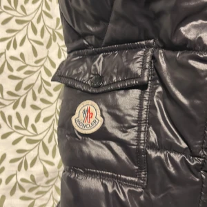 Svart Moncler pufferjacka S - Black Puffer with an broken pocket almost brand new condition 