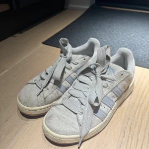 Campus 00s Skor - Nypris: 1449kr. Bra skick, använda en säsong. Skriv för fler bilder.