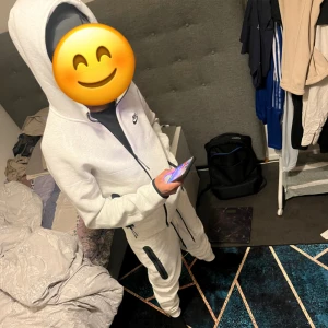 Nike Tech Fleece Set – Vitt - Nike Tech Fleece Set – Vitt Pris: 999 kr Storlek: Tröja S, Byxor M Säljer mitt vita Nike Tech-set i fint skick. Mjukt, bekvämt och perfekt passform. Inga skador eller fläckar, bara sparsamt använt. Perfekt för både vardag och träning. Först till kvarn!