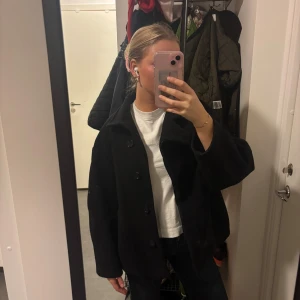 Dagmar Kappa - Säljer denna otroliga kappa från Dagmar, använd men i så fint skick utan några synliga slitningar! 😊