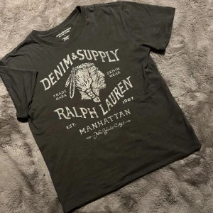 Svart t-shirt Ralph Lauren Denim & Supply - Tjena, säljer denna riktigt feta Ralph Lauren T-shirten i storlek S..MEN den sitter som XS. Tröjan är i mycket bra skick, hör av er vid frågor eller funderingar!