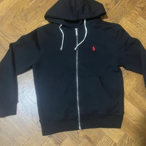 Svart hoodie från polo Ralph Lauren - Jätte fin tröja som är knappt använt den är max använt kanske 5 gånger så den har inga skador eller liknande för mer information skriv gärna 