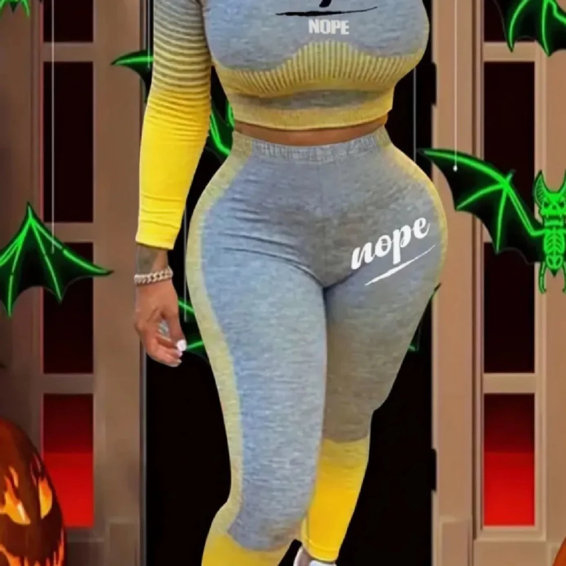 Grå och gul croppad träningströja och byxor - 1