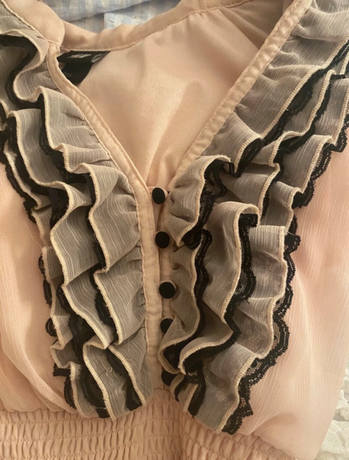 blus med volanger från H&M