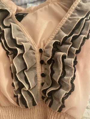  blus med volanger från H&M - .Köpt på Vinted, finns nån tråd som sticker ut går att klippa bort