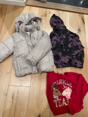 Beige pufferjacka med huva - Säljer en beige pufferjacka med huva och dragkedja. Jackan är quiltad och har en klassisk pufferlook med breda kanaler och två fickor framtill. Perfekt för kyliga dagar och riktigt skön att bära.