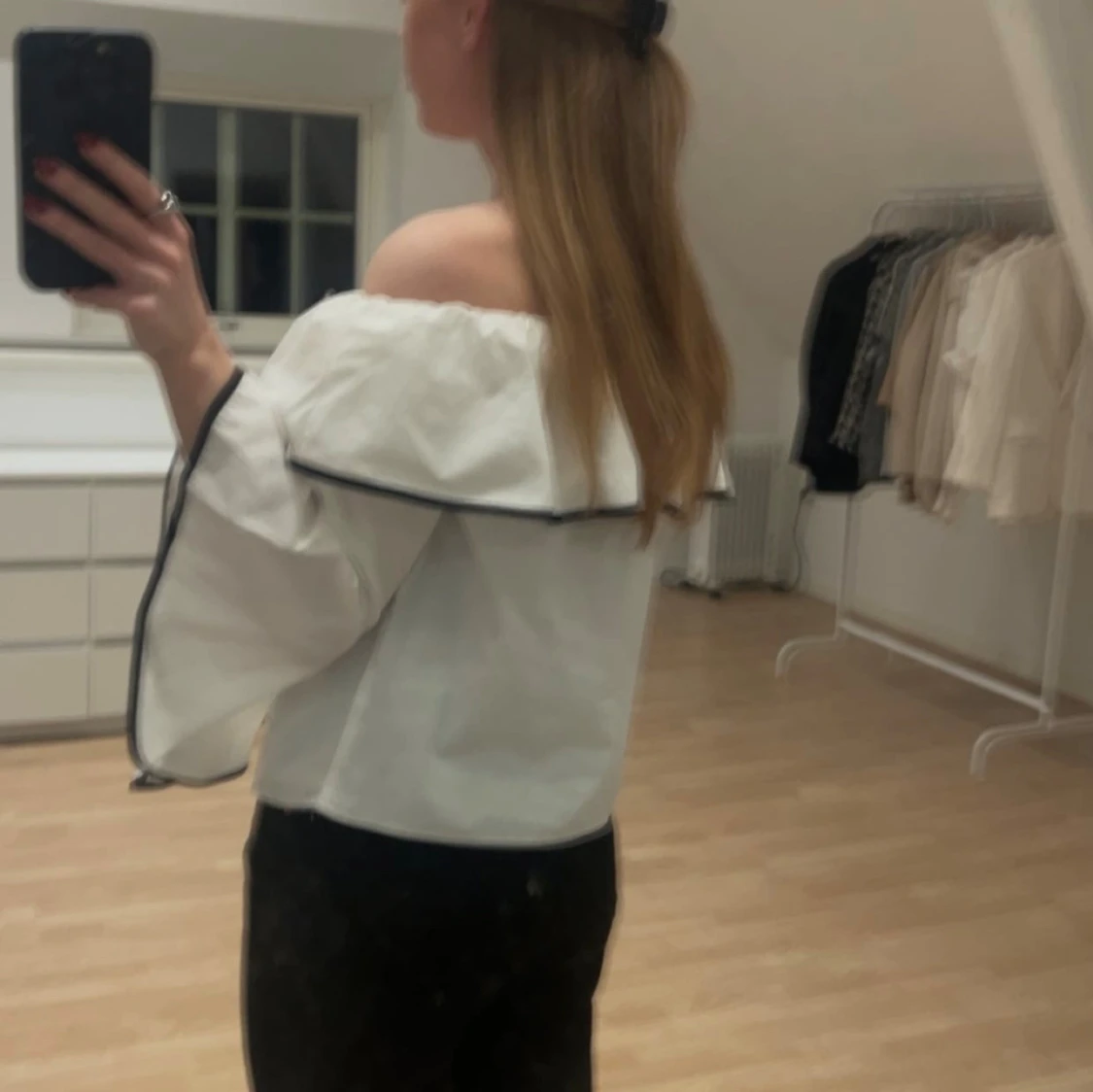 Vit offshoulder blus med volang - 2