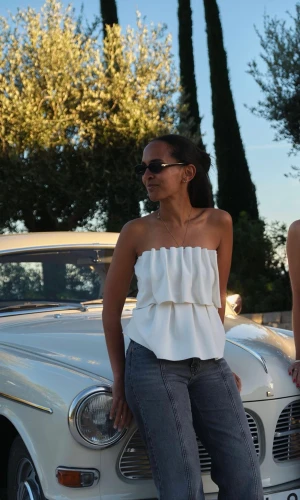 House of Dagmar - Sculpted tube top White  - House of Dagmar - Sculpted tube top White  Strl 34/XS Använd 1 gång. Väldigt bra skikt. Inga defekter.  Nypris: 3000 SEK