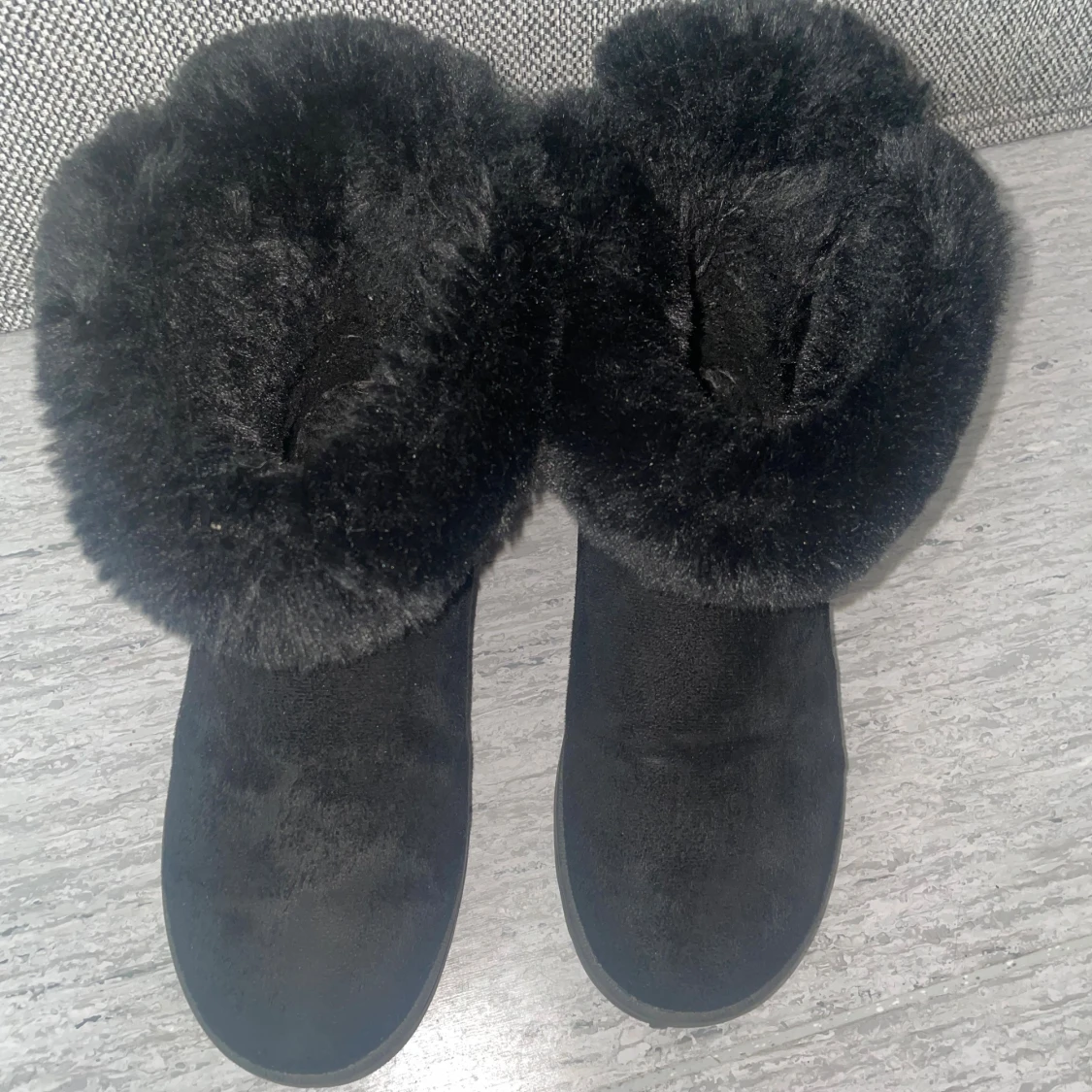 Svarta fluffiga boots med rosett och pärlor - 2