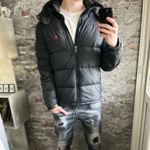 Ralph Lauren Gorham jacka - Mycket fint skick, liten fläck bara. Storlek M passar dig som är mellan 178-188cm ungefär. Nypris ca 5000kr. Modellen är 185 cm, 79 kg. Passar bra nu till vintern. Skriv för mer information!🤝