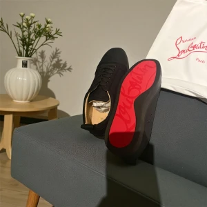 Svarta sneakers från Christian Louboutin - Snygga svarta sneakers från Christian Louboutin med klassisk röd signatursula och diskret snörning. Yttermaterialet är mocka och insidan är ljusbeige. Perfekt för dig som vill ha en stilren och lyxig look med en ikonisk detalj under foten. Allting ingår såsom certifikat, digital kvitto och även den klassiska Louboutin lådan. Priset är ej hugget i sten och kan förhandlas. Sist till kvarn!