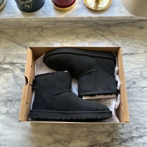 Svarta UGG boots  - Helt nya svarta Uggs💞Säljer dom då jag beställde för stora💕Aldrig använda med låda och bevis kvar🥰Nypris 2250kr