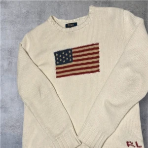 Ralph lauren tröja - Hej! Säljer nu denna riktigt feta och eftertraktade tröjan feån ralph lauren med flagga som brodering, nypris : 2200kr. Mitt pris: 799kr skriv vid minsta fundering🤙🙌 Storlek är XL( 18-20) passar S, 175-180 