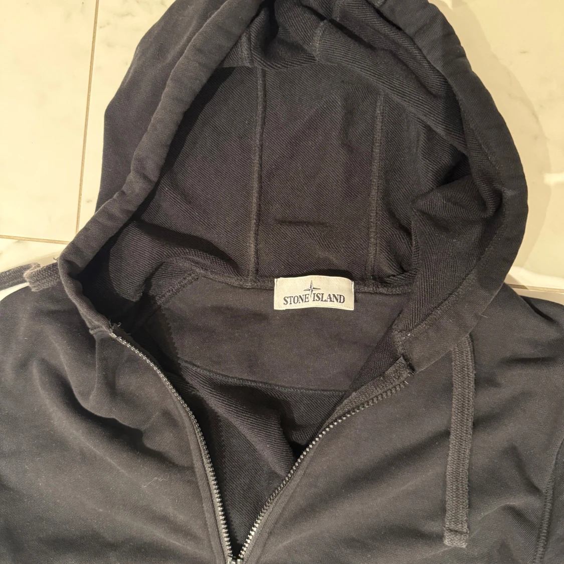 Svart hoodie från Stone Island - 2