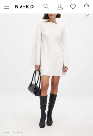 SÖKER "miniklänning i satin med vattenfallsrygg" - Hej! Jag söker denna satinklänning från NA-KD i färgen vit/naturvit. Storlek 36, 38, 40 och 42 är av intresse💕Under 800 kr.