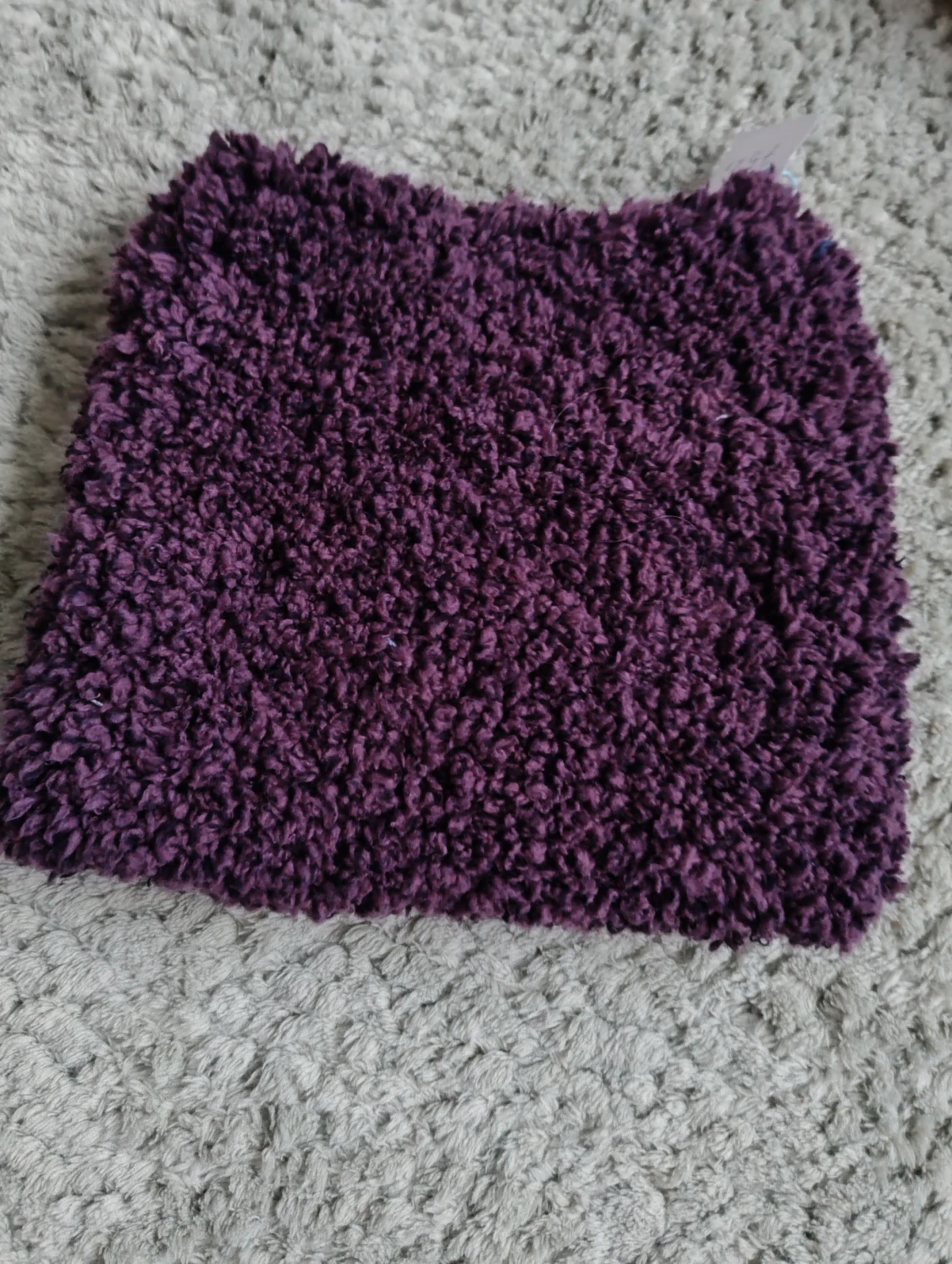 Lila fluffig halsduk i tubmodell