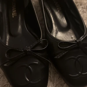 Svarta ballerina med rosett - I skinn, aldrig använts 🩷