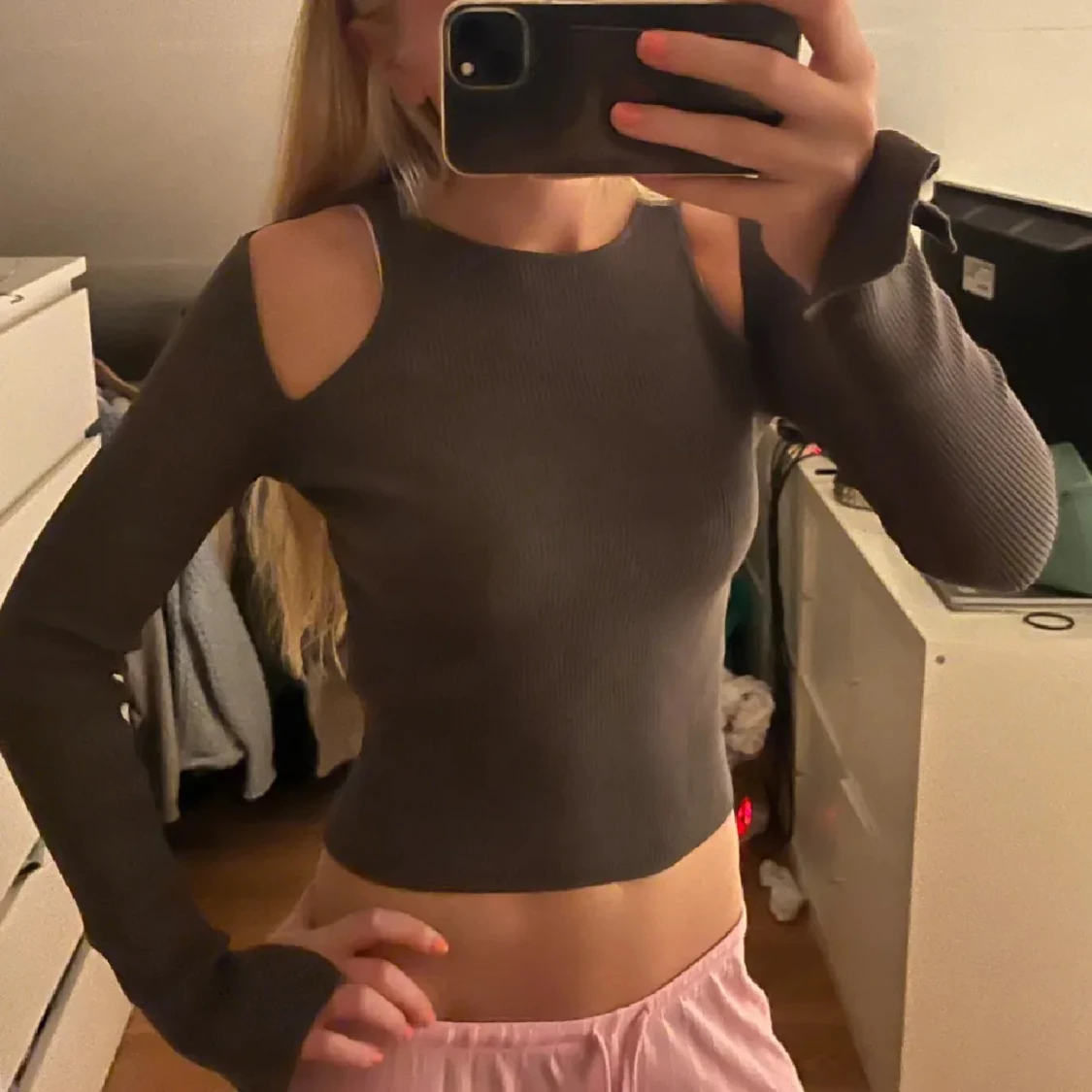 Grå topp med hål på axlarna  - 1