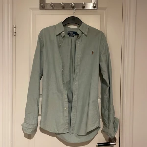 Ljusgrön skjorta från Polo Ralph Lauren - Snygg ljusgrön skjorta från Polo Ralph Lauren, riktigt bra skick, Skriv vid minsta fundering!