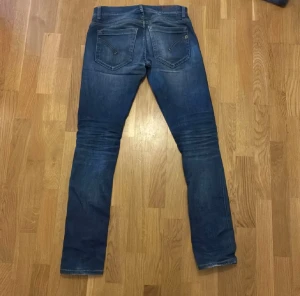 Dondup George - Säljer ett par blå domdup george i storlek 28 sitter som 29 . Jeansen har klassisk femficksdesign,  Materialet är stretchigt denim som sitter skönt och följer kroppen. Perfekta för dig som gillar en modern och stilren look. Använda 3 gånger och pris kan diskuteras vid snabb affär