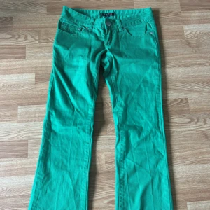Gröna bootcut jeans från Bik Bok - Snygga gröna jeans från Bik Bok i storlek S. Använda ett fåtal gånger 