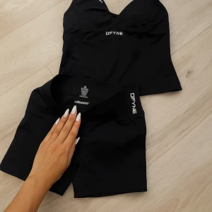 Nytt Dfyne set - Nytt Dfyne impact set i svart, storlek M. Säljer då dom inte passar och jag har redan köpt i en större storlek. Nypris ca 970 kr.