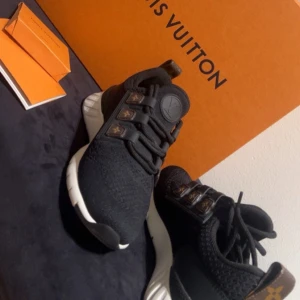 Louis Vuitton Aftergame sneakers - Louis Vuitton Aftergame Sneakers i gott skick, endast använda 2-3 gånger. Strl 34-35.   Dessa sneakers är utsålda och finns inte längre i butik. Orginalkartong, dustbags till skorna och nya skosnören medföljer.  För frågor eller mer info, skicka ett dm.