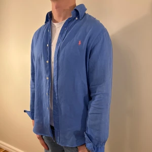 Blå linneskjorta Ralph Lauren  - Nu säljer vi ännu en snygg polo skjorta som passar till alla tillställningar! Du ska kunna uttrycka stil utan att det kostar för mycket!🕺🍾💼🤩  Storlek👔: S Nypris💰: ca 1399 kr