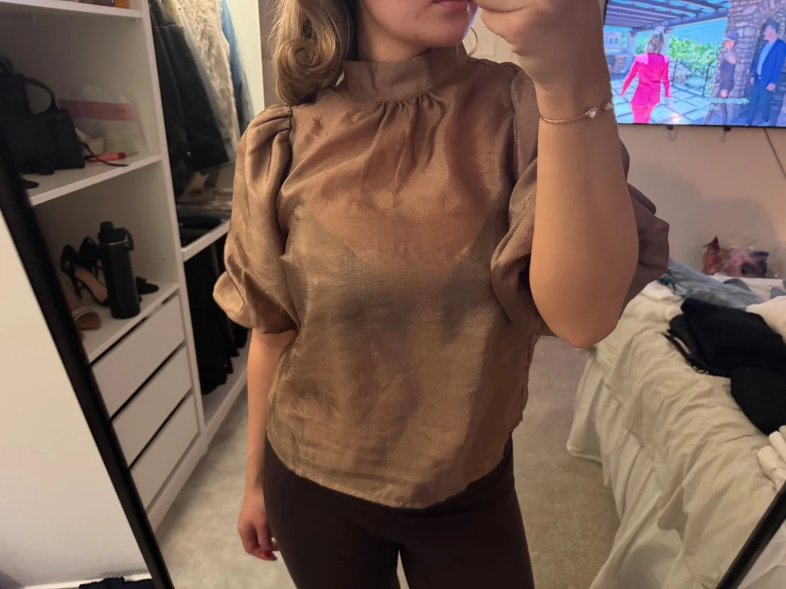 Champagnefärgad blus med puffärm - 1