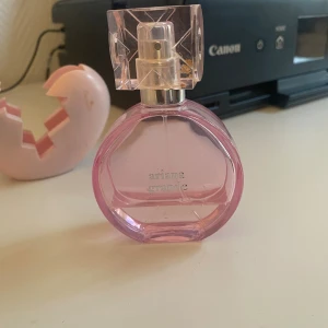  Ariana Grande – Thank U, Next - Populär och söt, fruktig parfym från Ariana Grande. Flaskan är använd men det finns fortfarande lite kvar — perfekt om du vill testa doften utan att köpa en helt ny. Originalflaska 50ml, säljs i befintligt skick. 