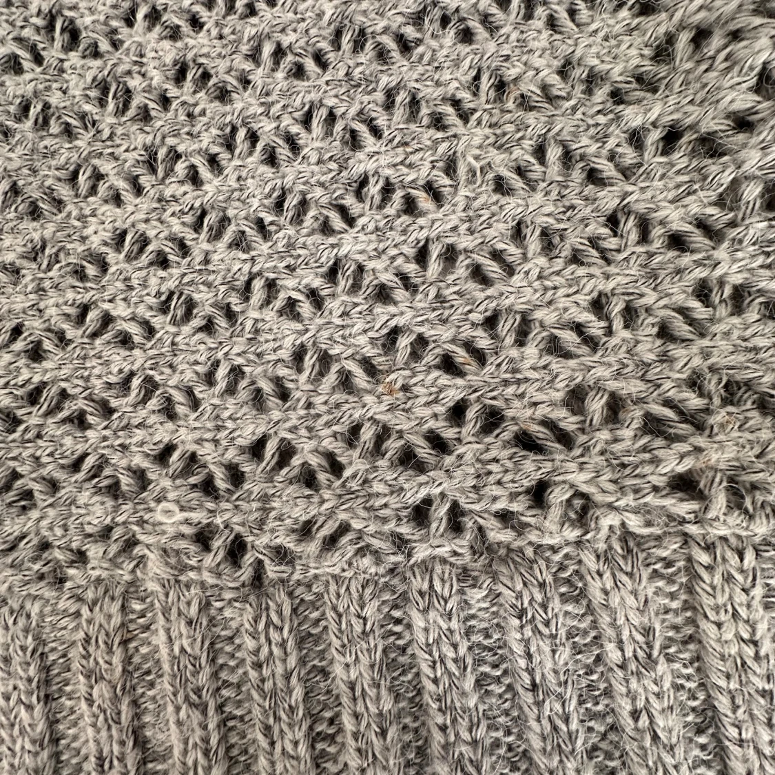 Grå stickad tröja med hålmönster - 4