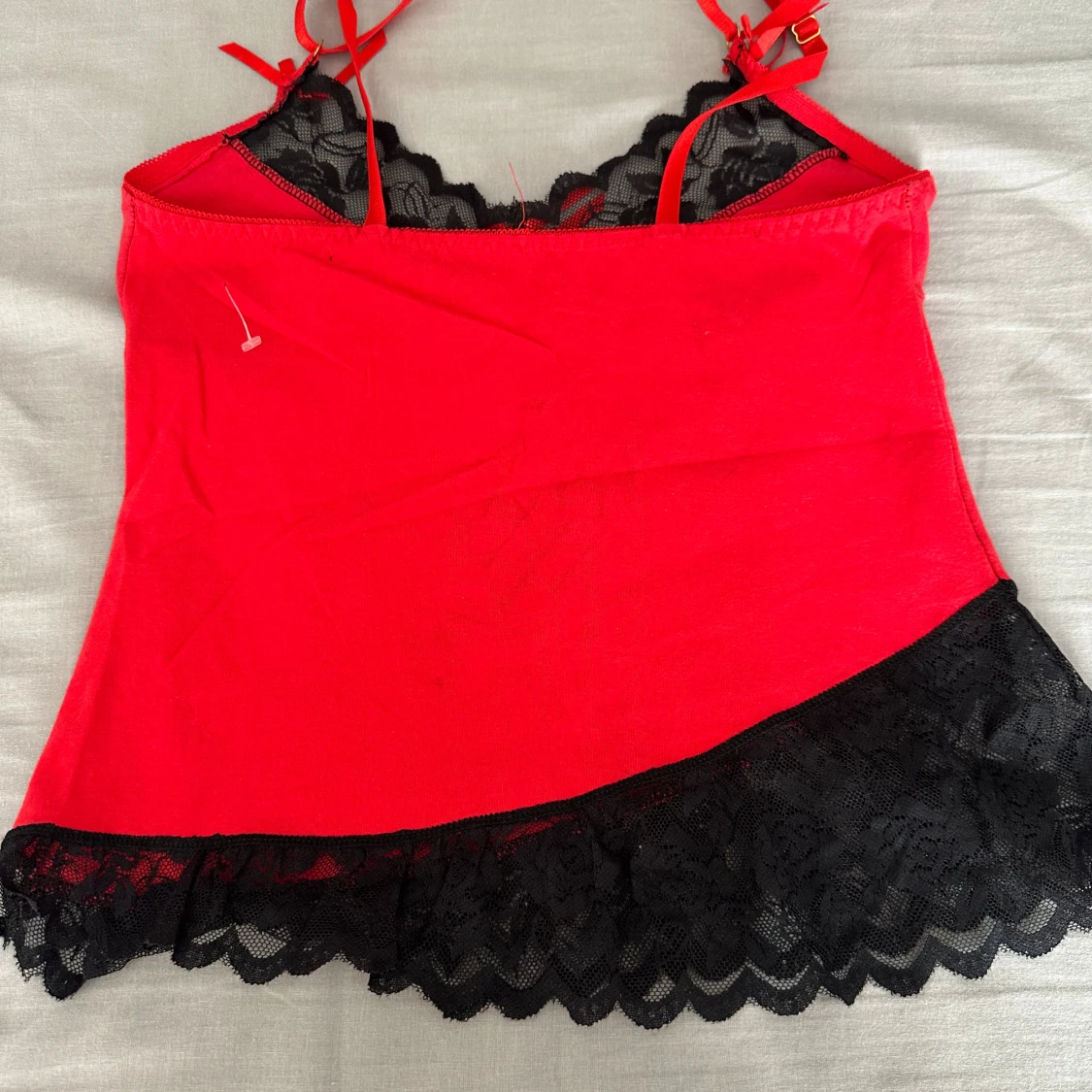 Röd linnetopp med spets och rosetter - 3