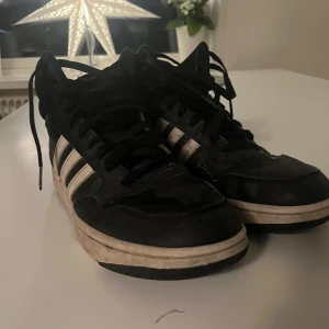 Svarta Adidas sneakers med högt skaft - Säljer ett par svarta Adidas sneakers i storlek 39!