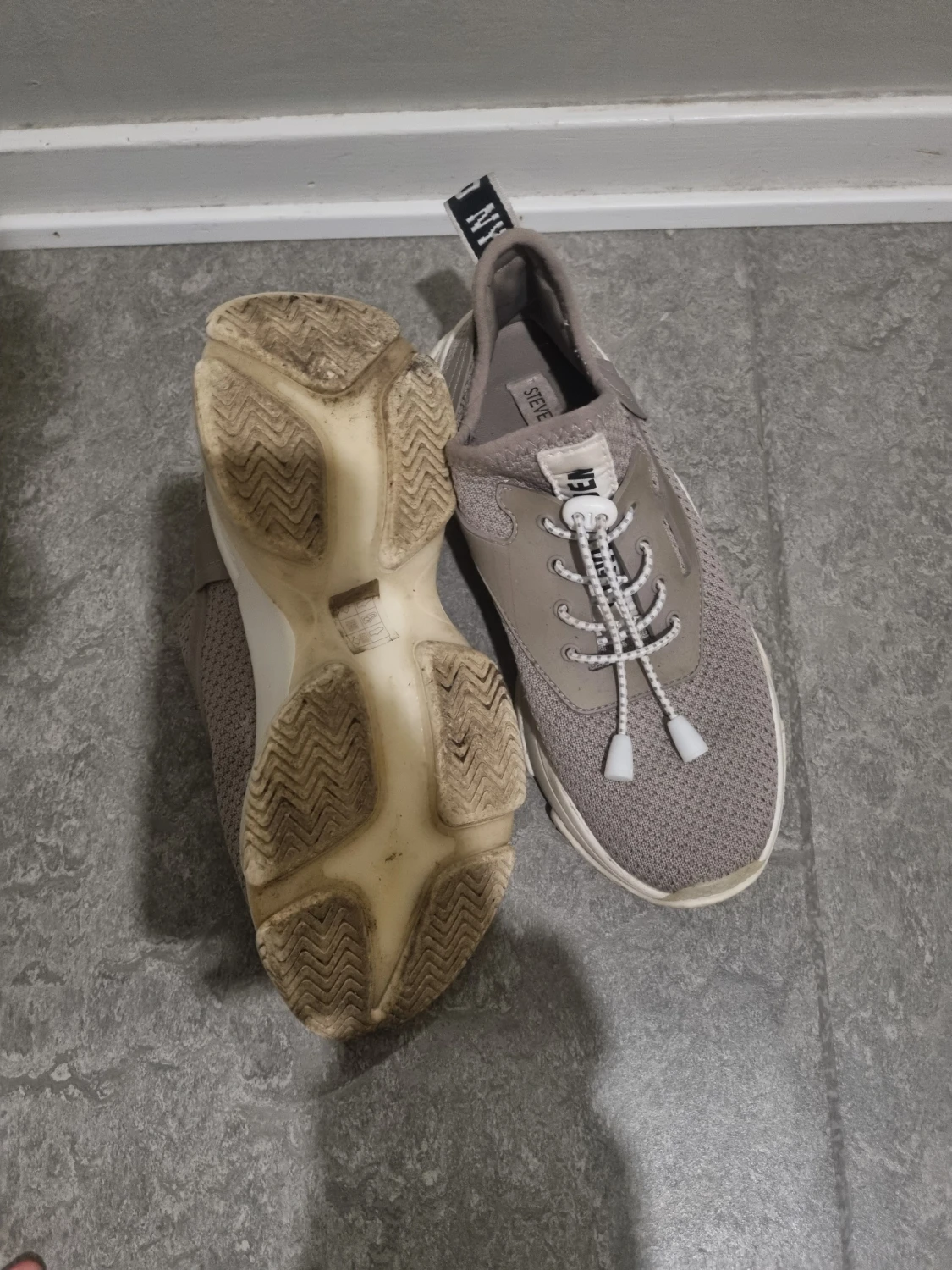 Beige sneakers från Steve Madden - 1