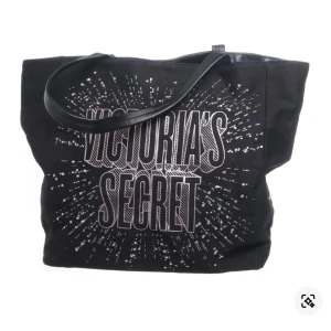 Svart väska Victoria's Secret - En super fin vintage Viktoria Secret väska med glittriga detaljer. Köpte på Sellpy för 300kr och säljer för halvapris. Väskan är använd fåtal gånger och i bra skick!💕