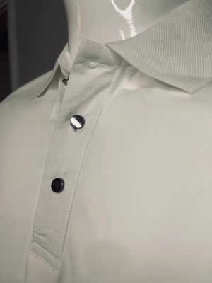 Pikétröja  - Den klassiska vita pikétröjan som tar din stil till nästa nivå! 