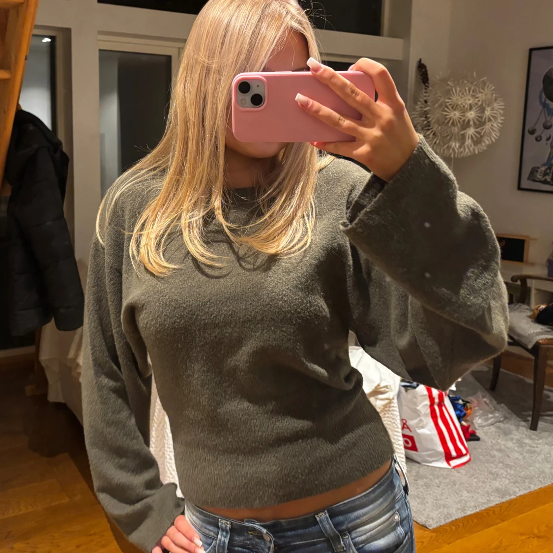 Mörkgrön stickad tröja med vida ärmar