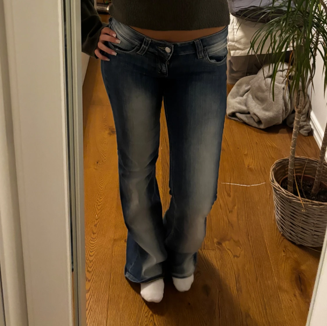 Blå bootcut jeans med låg midja