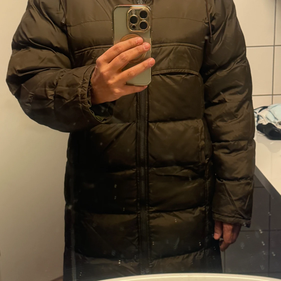 Lång brun pufferjacka med camouflage - 3