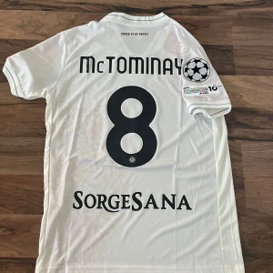 Vit Napoli fotbollströja McTominay #8 - Number: 8 ⚽️ UCL Badge ✅ Player edition = Slim fit 💯 Bäst pris för bäst kvalitet! 