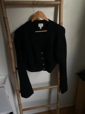 Stickad kofta - Kort kofta från H&M i fint skick 