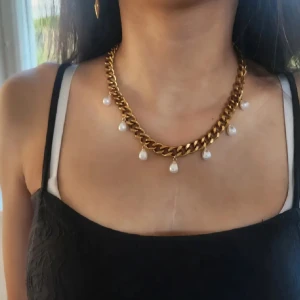 Halsband - Superfint guld halsband som jag köpte här på plick för ett tag sedan, kommer dock inte till användning. Jag köpte den för 235kr. Bilden är inte min men den ser exakt ut sådär❣️
